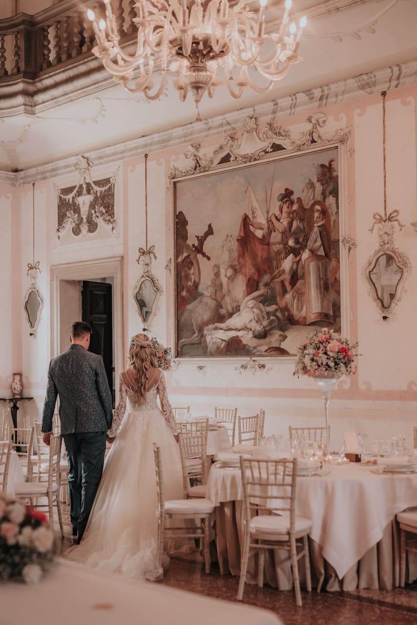 Sposi che guardano un quadro in una delle stanze storiche della villa