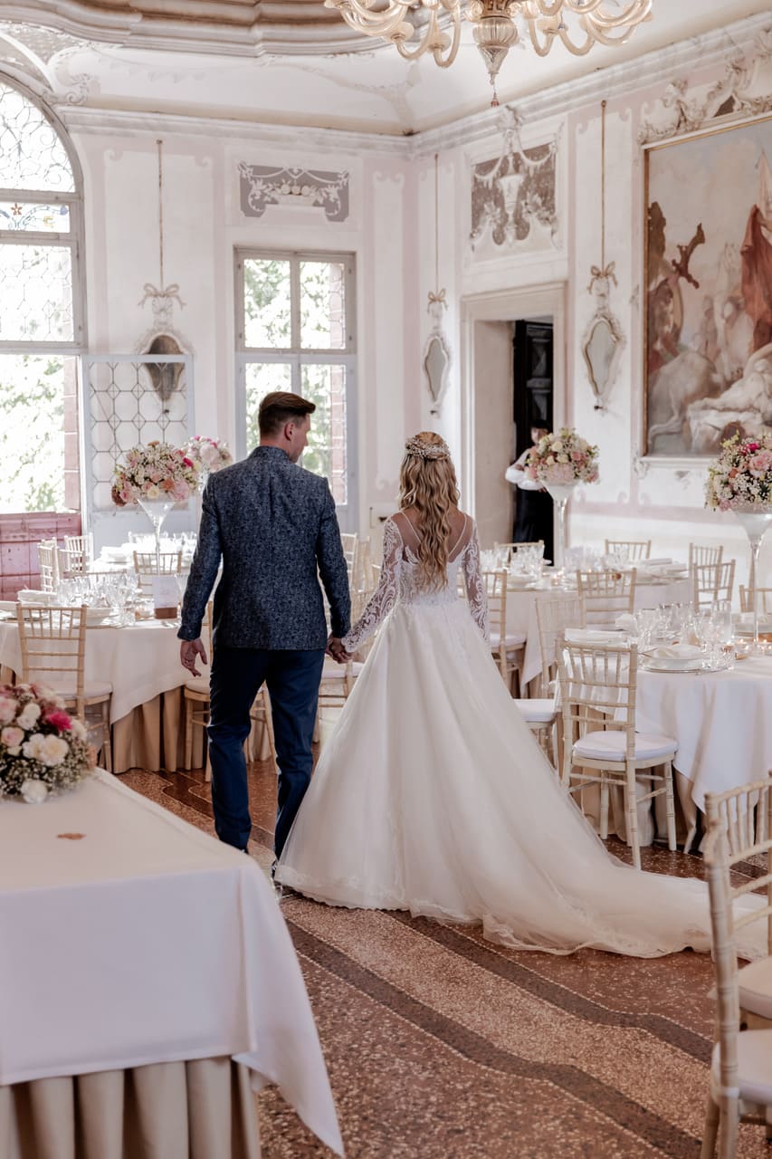 sposi all'interno delle stanze affrescate con tavoli e allestimenti